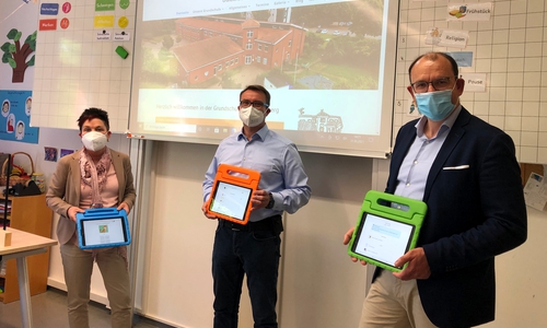 Von links: Schulleiterin Martina Starke, Fachinformatiker Marc Hurlemann und Bürgermeister Erik Homann.