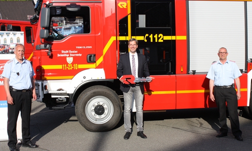 Oberbürgermeister Dr. Oliver Junk (Mitte) wird gleich den Schlüssel an Stadtbrandmeister Christian Hellmeier (re.) übergeben, der ihn an den Ortsbrandmeister Udo Löprich weiterreicht.
