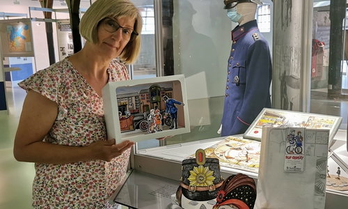 Museumspädagogin Christine Kellner-Depner präsentiert das neue Kinder-Angebot zur Sonderausstellung „Freunde – Helfer – Straßenkämpfer“.