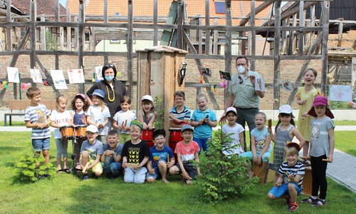 Stolze Vorschulkinder präsentieren, begleitet von Förster Franz Hüsing („GUTE WALDSTIFTUNG“) und Claudia Kastellan (stellvertretende Kita-Leitung), den anderen Kindern sowie den Erzieherinnen und Erziehern ein Lied.   