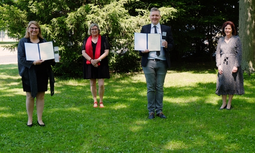 Ostfalia-Lehrpreisträgerin Prof. Dr. Monika Aldinger, Ostfalia-Präsidentin Prof. Dr. Rosemarie Karger, Ostfalia-Lehrpreisträger Florian Pramme sowie Susanne Stobbe, Vizepräsidentin für Lehre, Studium und Weiterbildung.