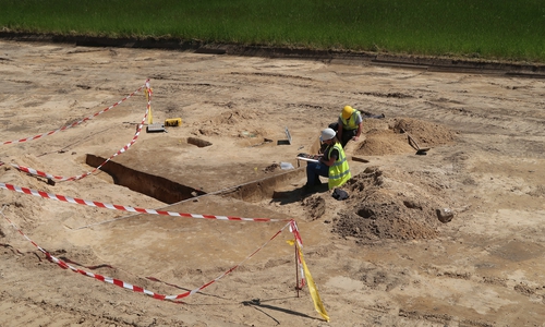 Die Archäologin Melanie Müller-Passerschröer und ihr Kollege Michael Mohr bei der Arbeit.