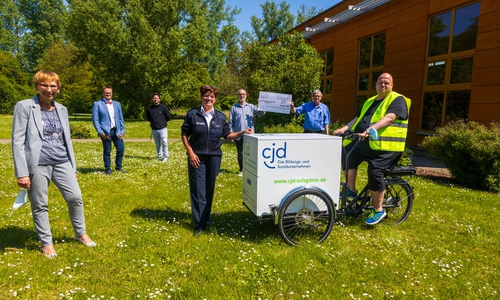 Christiane Voss (Braunschweigische Landesparkasse, Leitung Firmenkunden Süd-West), Rainer Gauler (Braunschweigische Landesparkasse, Leiter der S-Welt, Lebenstedt), Patrick Lipka (CJD Angebotsleitung Fachbereich Arbeit und Beschäftigung), Kathrin Lacey (Verkehrssicherheitsberaterin im Präventionsteam der Polizeiinspektion Salzgitter/Peine/ Wolfenbüttel), Jan Stautmeister (CJD Abteilungsleiter und Projekt- Initiator), Dirk Kontny (CJD Werkstattrat) und Björn Schulze (Fahrer und Beschäftigter der CJD Küche).