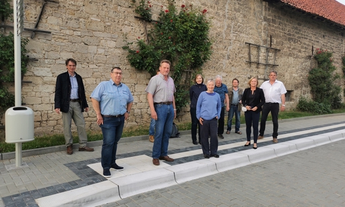 Gemeinderat Evessen an einer der neuen Bushalestellen. Von links: Knut Riggert, Karsten Wolff, Eckard Weddelmann, Luis Bertram, Irene Mutke, Christiane Wagner-Judith, Jürgen Heinemann, Gerd Bartschies-Franke, Dunja Kreiser, Jörg Brendel