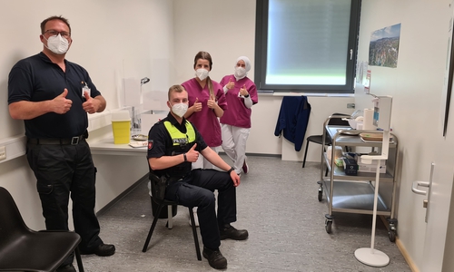 Von links: Marcus Spiller (Berufsfeuerwehr Salzgitter), Polizeikommissar Sebastian Brentrup, Lisa-Sophie Eggert (Mitarbeiterin des Impfzentrums) und Emine Kederli (Mitarbeiterin des Impfzentrums)   