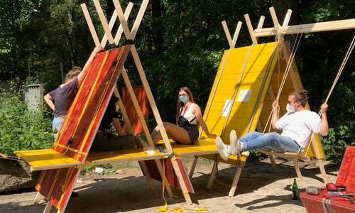 Gleich getestet: Aus Schalungsplatten, Latten und Spanngurten haben Architektur-Studierende am Institut für Architekturbezogene Kunst flexible Möbel gebaut. 