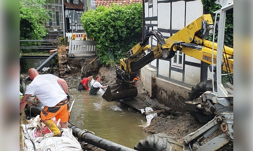 Einsatz an der havarierten Baustelle. Rechts im Bild befindet sich ein sogenannter Schreitbagger im Einsatz, der wegen seines Fahrwerks auch schwieriges Gelände meistern kann. 