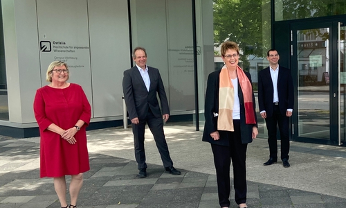 Von links nach rechts: Prof. Dr. Rosemarie Karger, Präsidentin der Ostfalia Hochschule für angewandte Wissenschaften, Prof. Dr. Gert Bikker, Vizepräsident für Forschung, Entwicklung und Technologietransfer, Birgit Honé, Niedersächsische Ministerin für Bundes- und Europaangelegenheiten und Regionale Entwicklung sowie Prof. Dr. Robin Vanhaelst aus der Fakultät Fahrzeugtechnik.