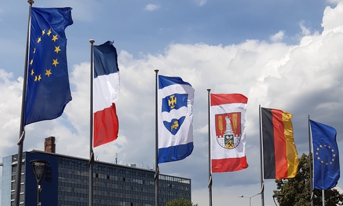 Sonderbeflaggung auf dem Platz der Städtepartnerschaften zum Nationalfeiertag in Frankreich am 4. Juli 2020.