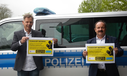 Größere Bargeldmengen sollen Senioren von den Banken in solchen Umschlägen übergeben werden. Links Kriminalhauptkommissar Harald Töpfer vom Präventionsteam der Polizei mit Günter Koschig vom Weißen Ring
