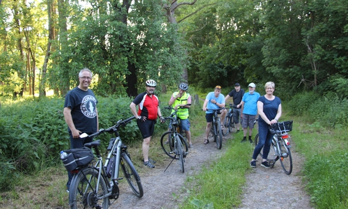 Dr. Dirk Fornahl und Mitglieder der SPD-Ortsvereine Haverlah und Heere in Söderhof bei der Suche nach einem Cache.