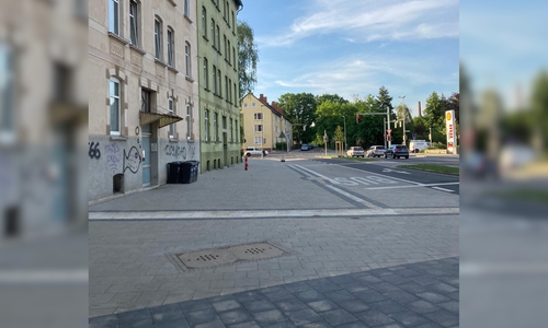 An der Abstraße wurde die gesamte Fläche versiegelt - obwohl Grünflächen geplant gewesen seien. 