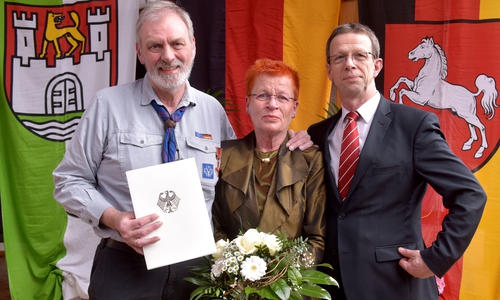 Hans-Jürgen Poppek mit seiner Frau Hiltraut Poppek und Oberbürgermeister Klaus Mohrs im Jahr 2014. 