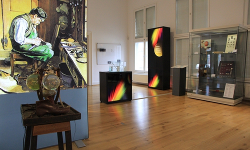 Das Museum bietet Führungen durch die Ausstellung „Magie des Lichts“. 