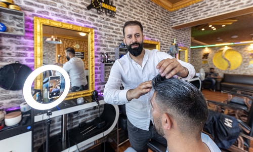 Civian Ibrahim in seinem Salon.