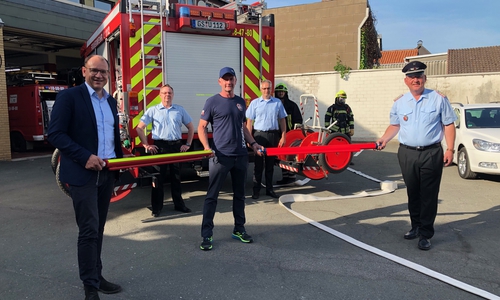 Übergabe des neuen Werkzeugs an die Feuerwehren Seesen und Rhüden. Bürgermeister Erik Homann (v.l.) nimmt das Tool von Erfinder Magnus Hirschfeld (Mitte) im Beisein von Stadtbrandmeister Jürgen Warnecke (r.) entgegen.  