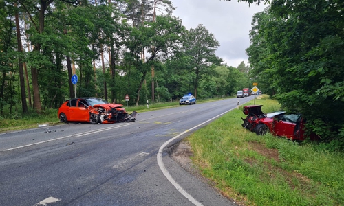 An beiden Autos entstand Totalschaden. 
