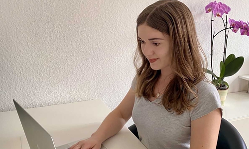 Alessa Rohenkohl beim Schreiben ihrer Bachelorarbeit.