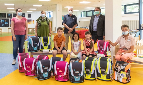 Julia Sonnemann, Jessica Färber von der Stadtbibliothek mit Maxim, Esila, Victoria und Michael Kruse Koordinator DKH und Stadtrat Dr. Dirk Härdrich undSylvia Fiedler (Stadt Salzgitter) bei der Übergabe in der Stadtbücherrei Lebenstedt.