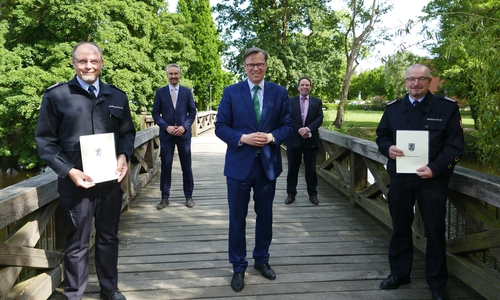Behalten ihre Ämter in der Kreisfeuerwehr: Wolfgang Dreinerth (vorne links) und Matthias Klose (vorne rechts). Beglückwünscht wurden die Amtsinhaber von Landrat Dr. Andreas Ebel, Thomas Walter (Erster Kreisrat) und Matthias Rüger (Abteilungsleiter Brand- und Katastrophenschutz, Rettungsdienst und Gewerbe). 