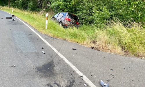 Beide Fahrzeuge kamen erst im Straßengraben zum Stehen. 