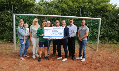Nicole Mölling, Leiterin der Direktion Salzgitter von der Volksbank BraWo (3. von rechts), übergibt eine Spende über 3.000 Euro an Sarah Bost, Jugendleiterin des TSV Sickte, Über die damit angeschafften neuen Tore freuen sich von links: Sarah Meyer, Birgit Hansel, Margrit und Ullrich Wengrzik (Vereinsvorsitzender), Dirk Loges (Leiter der Volksbank-Filiale in Sickte) und Tobias Bosse (Vorstandsmitglied).  
