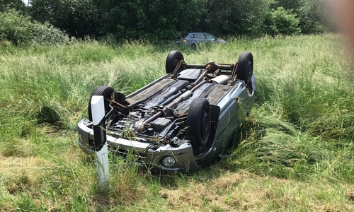 Das Auto blieb auf dem Dach liegen.
