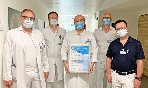 Chefarzt Dr. Mark Jäger (2.v.l.) und die Oberärzte (v.l.n.r) Dr. Karsten Täubert, Dr. Gregor Kocowski, Dr. Dirk Edelhäuser und Dipl.-Med. Torsten Zeyher der Klinik für Allgemein-, Viszeral- und Minimal-Invasive Chirurgie am Städtischen Klinikum freuen sich über die erneute Rezertifizierung. 