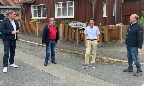 „Marcus Bosse, SPD-Ortsvereinsvorsitzender Peter Illner, Ortsbürgermeister Marc Samel und Andreas Memmert bei der Begehung des Bauabschnitts