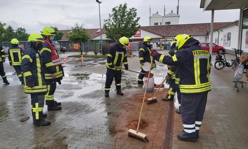 Die Feuerwehr konnte ein Abfließen der Betriebsmittel in die Kanalisation verhindern.
