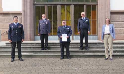 Detlef Hoyer (Mitte, mit Urkunde) wurde zum stellvertretenden Abschnittsleiter für den Brandschutzabschnitt Ost ernannt. Er übernahm das Amt von Lothar Kolmsee (2.v.l.). Mit dabei: Kreisbrandmeister Tobias Thurau (li.), Abschnittsleiter Ost Markus Rischbieter (4.v.l.) und Dezernentin Kathrin Klooth (re.). 