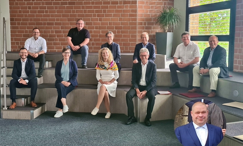 Die Geschäftsführung der Wirtschafsregion Helmstedt GmbH Dr. Alexander Goebel (unten links) und Thomas Klein (oben links) zusammen mit der Strukturkommission: Jan Fricke, Jörg Liebermann, Gerhard Radeck, Alexander Hoppe, Prof. Dr. Lothar Hagebölling (obere Reihe v. l.), Dr. Ulrike Witt, Elisabeth Heister-Neumann, Rüdiger Fricke (v. l.) und Wittich Schobert (unten rechts).