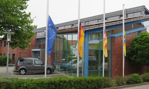 Die Flaggen am Rathaus stehen auf Halbmast – die Gemeinde Lehre gedenkt der Opfer der Hochwasserkatastrophe.