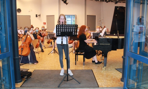 Nikola Kügler begeisterte das Publikum mit ihrer Klarinette. Sie wurde von Olga Galter am Klavier begleitet. Im Hintergrund wartet das Cello Ensemble Strong Strings auf seinen Auftritt.