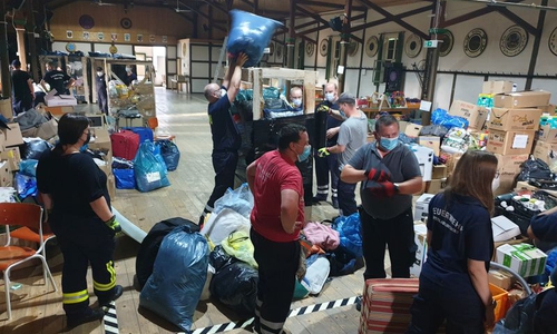 Gemeinsam wurden die Spenden verpackt.