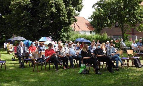 Der Gottesdienst fand im Kirchgarten statt.