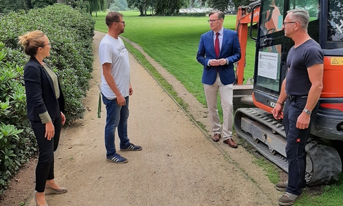 Annette Witte (Abteilungsleitung 8.1 Zentrale Gebäudewirtschaft), Tobias Linneweh (Fa. Vörtmann), Landrat Dr. Andreas Ebel, Rüdiger Bünte (Fachbereich 8.1) (v. li.).