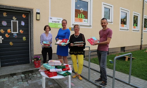 Claudia (l.) und Markus Gruner (r.), Projektleitung der Jumpers Salzgitter, freuen sich über die Bücherspende von Nicole Mölling (2.v.l.), Leiterin der Direktion Salzgitter der Volksbank BraWo, in Zusammenarbeit mit Sonja Nickel, Inhaberin der Buchhandlung im Ärztehaus.