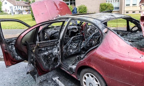 Das Auto brannte komplett aus.