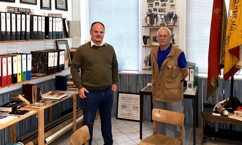 Ordner mit Fotodokumentationen, historische Fahnen, Stühle aus Werlaburgdorfer Schulzeiten und Festplatten voller Bilder: Im Heimatarchiv gibt es viel zu entdecken. Für den Posten des Heimatpflegers suchen Ortsbürgermeister Tobias Schliephake und Amtsinhaber Horst Michler einen Nachfolger.