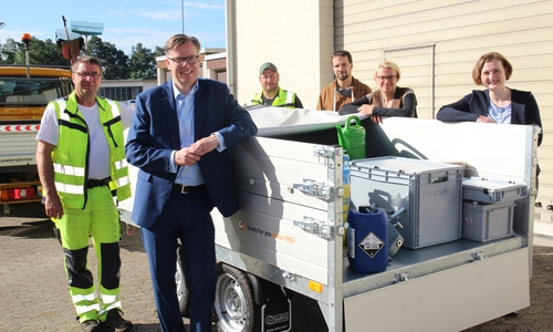 hinten links: Karsten Schön (SG Wesendorf, Mitglied des Bergeteams), rechts davor Landrat Andreas Ebel. Hinten rechts: Herr Stefan Wenzel (SG Wesendorf, Mitglied des Bergeteams), davor: Ole Stejskal (LAVES Task Force Tierseuchenbekämpfung), davor: Julia Grebe (Geschäftsführerin des Landesverbandes der Maschinenringe), davor Frau Dr. Ann-Kathrin Mork (Abteilungsleitung Veterinärwesen LK Gifhorn).