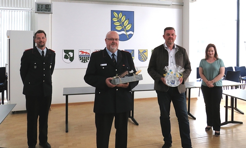 Offizielle Verabschiedung aus dem Ehrenbeamtenverhältnis: Gemeindebrandmeister-Vertreter Maik Goerke, der scheidende Ortsbrandmeister Dirk Gebauer, Bürgermeister Andreas Busch und Fachbereichsleiterin Nicole Behlendorf (v.l.).