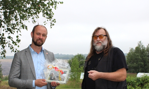 Bürgermeister Malte Schneider (li.) mit Wolfgang Mertens.