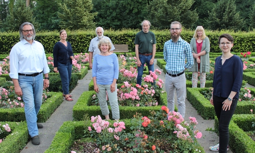 Sie wollen, dass Vechelde so aufblüht wie der Rosengarten im Schlosspark – die Grünen- Kandidaten (von links): Hans-Hermann Goetzke, Karolina Damerau, Andreas Meyer, Ute Schmädecker, Christian Schilbach, Martin Richter, Martina Goetzke und Claudia Wilke. 
