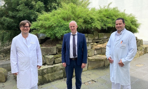 Geschäftsführer Matthias Hahn und Chefarzt für Allgemein- und Viszeralchirurgie Dr. Sven Müller begrüßen Oguz Coskun (rechts) am Helios Klinikum Gifhorn. 