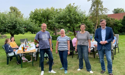 Dr. Carsten Gieseking (Allgemeinmediziner in Müden; ärztlicher Berater des Projektes und Vorsitzender Hausärzteverband im Landesverband BS), Ulla Evers (Projektkoordinatorin), Christine Gehrmann (Gleichstellungsbeauftragte), Dr. Andreas Ebel (Landrat) (v. li.).
