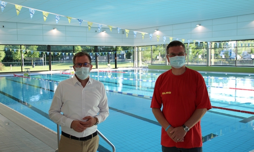 Adrian Haack (CDU) und Andreas Werner (DLRG) im Stadtbad Okeraue.
