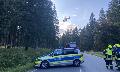 Ein Rettungshubschrauber habe eine schwer verletzte Frau ins Krankenhaus bringen müssen.