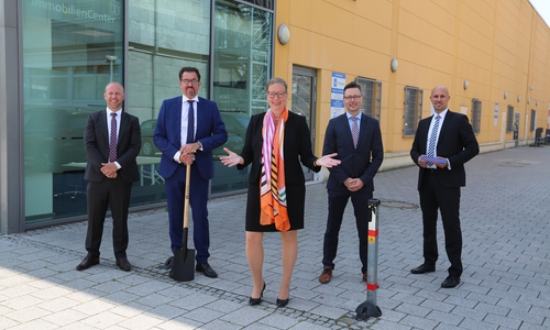Jörg Rohde (Immobilienberater), Dirk Rosskopf (Geschäftsführer Volksbank BraWo Immobilien GmbH), Nicole Mölling (Leiterin Direktion Salzgitter), Marcel Lang (Leiter Filialverbund Salzgitter) und André Bonitzke (Leiter Privatkunden und Immobilien) präsentieren das neue Immobilien-Center in der Hauptstelle Lebenstedt (v. li.). 