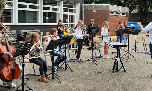 Die Fachgruppe Musik stellte räumlich und klassenspezifisch getrennt ihr Repertoire vor. Die Kinder gingen dabei in ihren Klassen und mit Masken herum (in gewisser Weise sogar erweiterte Corona-Schutzmaßnahmen) und schauten sich alle möglichen Musikgruppen an: Bläserklasse, Lehrerband, Chor usw.
